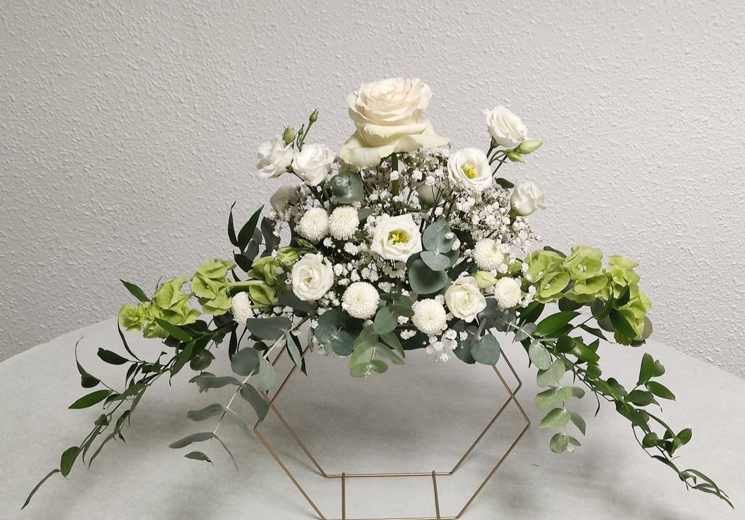 Structure métal or pour mariage, Centre de table pour mariage Moulin de Rudelle, mariage Auterive blanc et vert par fleuriste mariage A Fleur d'Art