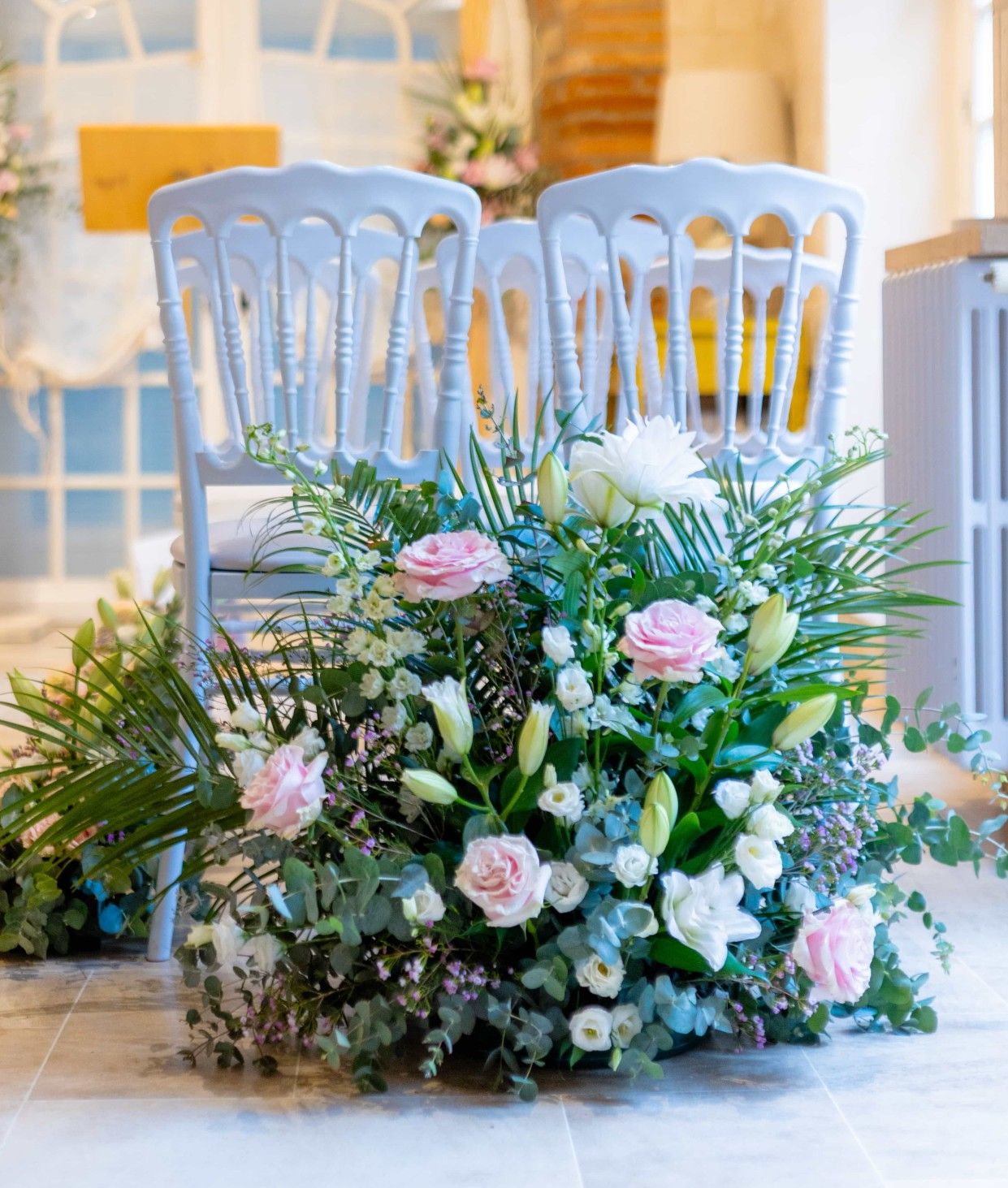 Fleurs pour autel église blanc et rose par fleuriste spécial mariage Auterive, Caujac, Muret A Fleur d'Art