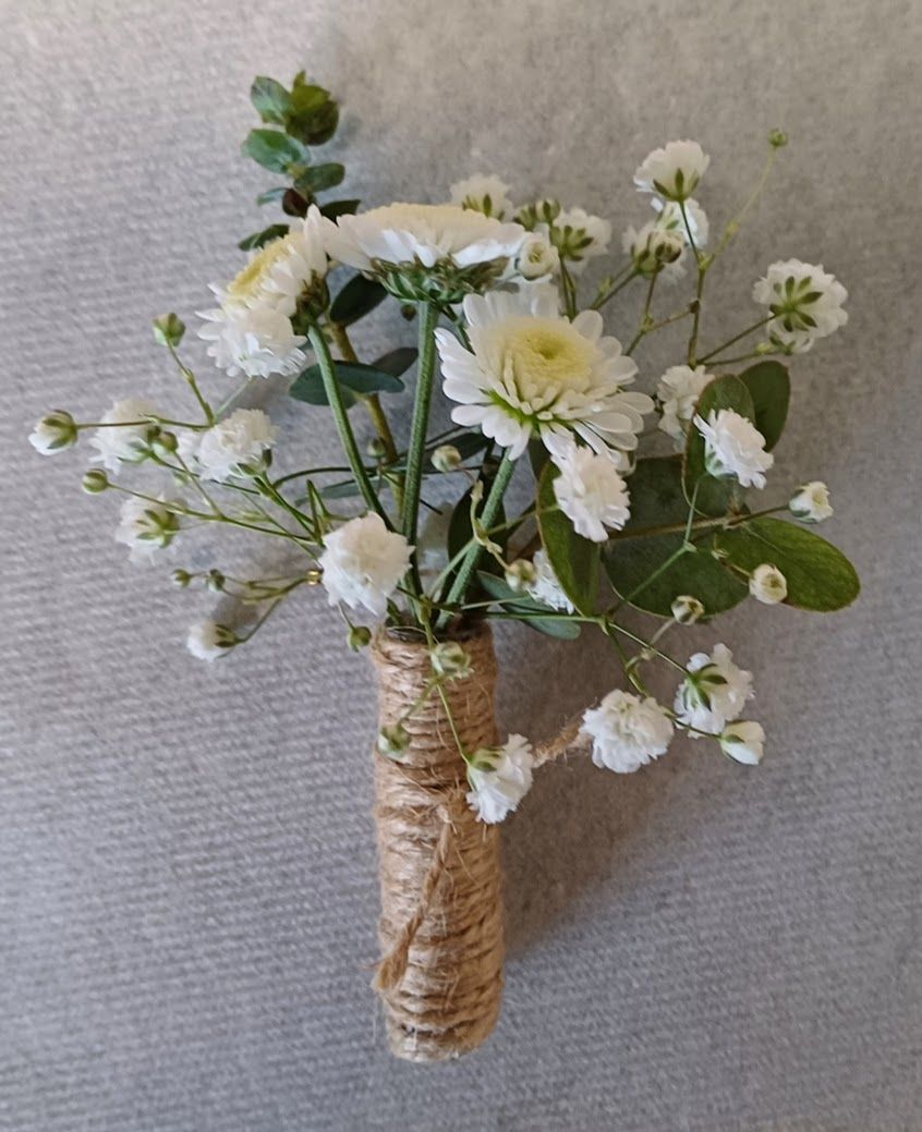 Boutonnière pour le marié avec corde et fleurs blanches par A Fleur d'Art