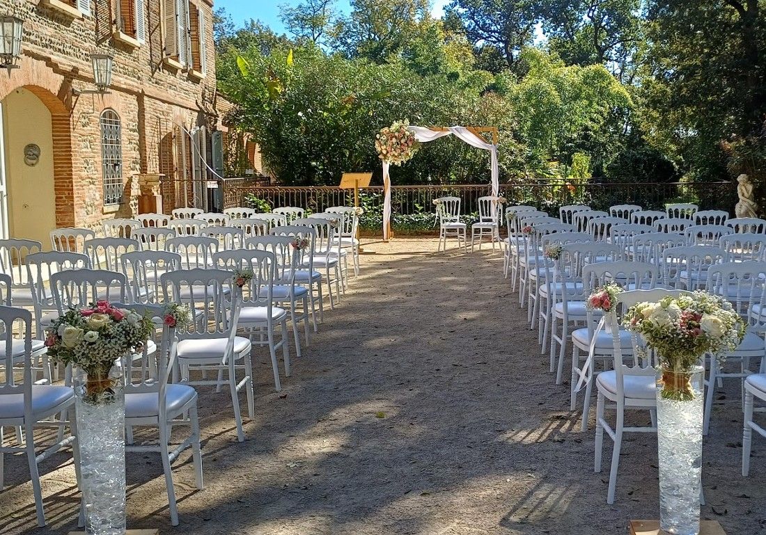 cérémonie laïque mariage gros bouquet de fleurs au Moulin de Rudelle par fleuriste artisan spécial mariage  A Fleur d'Art Tina Black