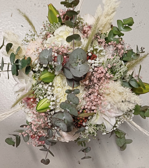 Grand bouquet de mariage avec fleurs séchées et lys par artisan fleuriste mariage A Fleur d'Art