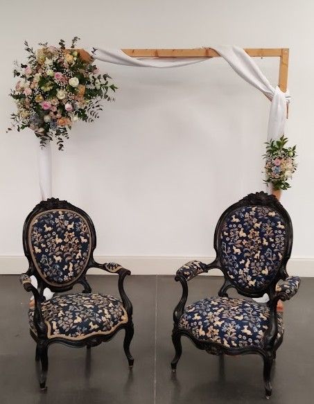 Arche pour cérémonie mariage en bois et voile par fleuriste mariage Auterive