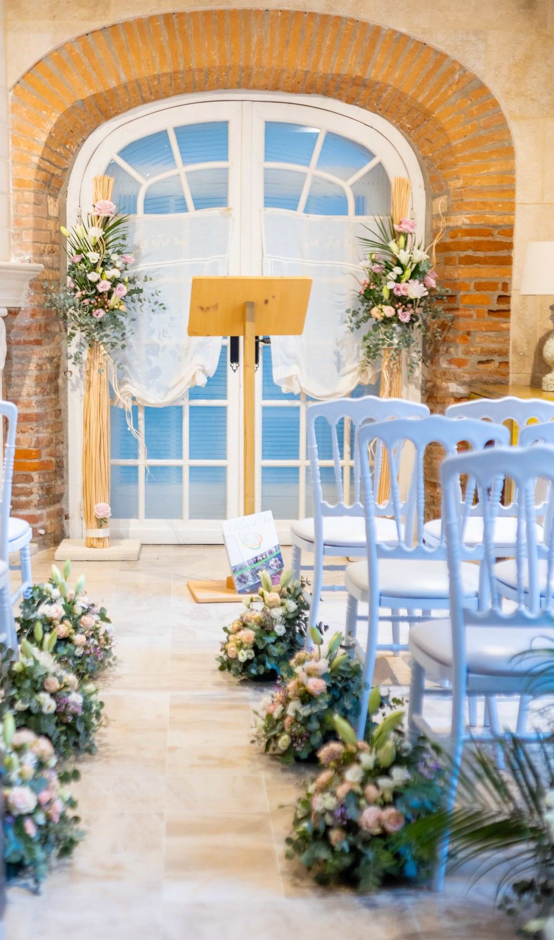 Cérémonie laïque en blanc et rose au Moulin de Rudelle Muret par fleuriste spécial mariage A Fleur d'Art Tina Black