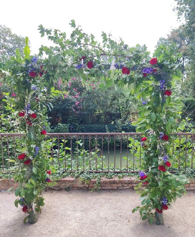 arche végétal pour mariage avec beaucoup de verdure Moulin de Rudelle