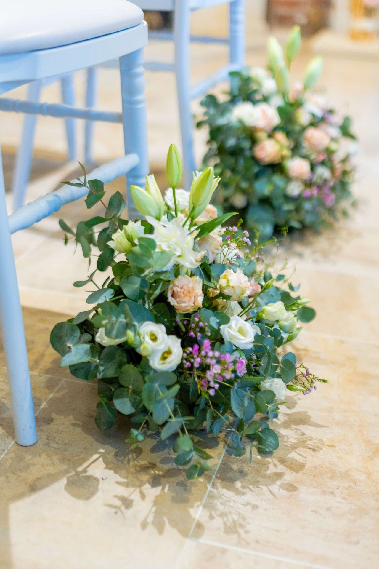 Fleurs pour bout de bancs église avec eucalyptus et fleurs roses  et blanches par fleuriste spécial mariage A Fleur d'Art 