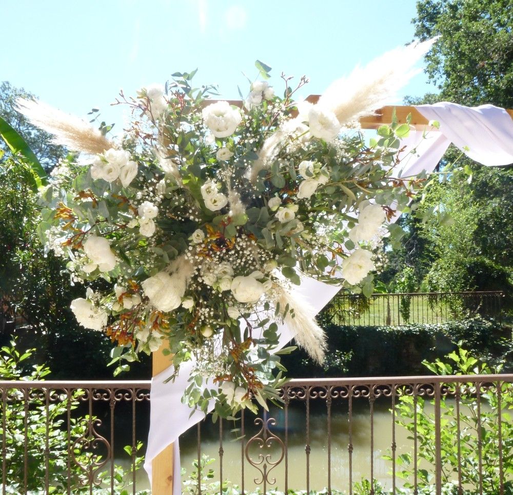 Arche mariage champêtre avec pampa grass et beaucoup de feuillage au Moulin de Rudelle par fleuriste Auterive A Fleur d'Art