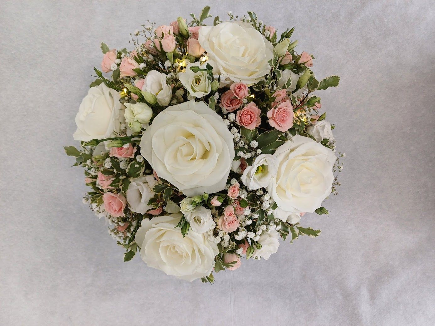 Fleurs pour tables mariage avec roses blanches par fleuriste spécial mariage A Fleur d'Art Auterive