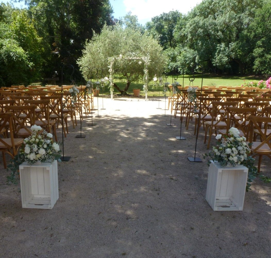 Cérémonie de mariage tout en blanc, très nature au Moulin de Rudelle